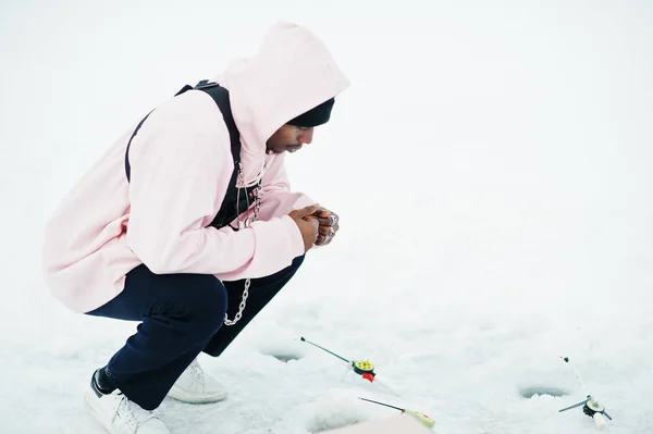 Pescador Afroamericano Con Caña Pescar Sentado Mar Congelado Pesca Invierno — Foto de Stock