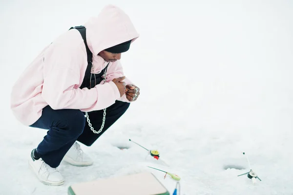 Αφρικανική Αμερικανική Ψαράς Καλάμι Που Κάθεται Στην Παγωμένη Θάλασσα Χειμερινό — Φωτογραφία Αρχείου