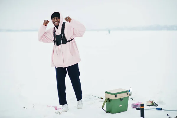 Pescador Afroamericano Mar Congelado Pesca Invierno — Foto de Stock