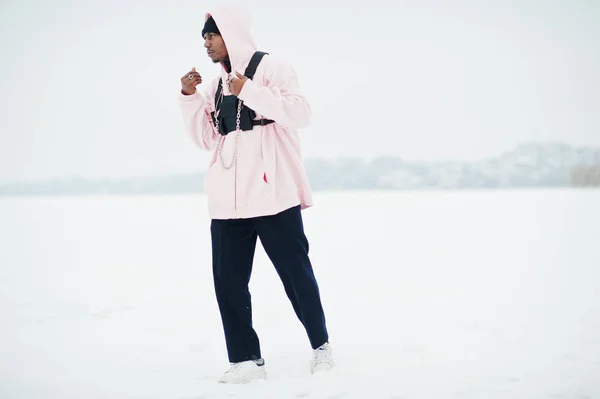 Κομψό Αστικό Ύφος Αφρικανική Αμερικανική Άνθρωπος Ροζ Hoodie Θέτει Παγωμένη — Φωτογραφία Αρχείου
