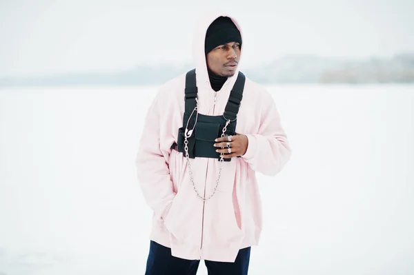 Stylischer Urbaner Afrikanisch Amerikanischer Mann Rosa Kapuzenpulli Posierte Winter Zugefrorenen — Stockfoto