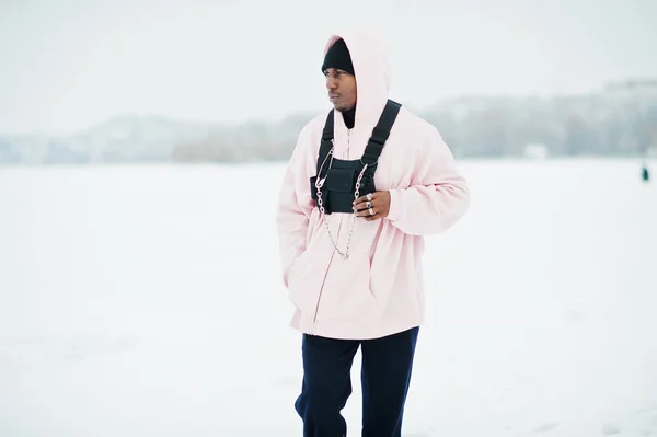 Stílusos Városi Stílusú Afroamerikai Férfi Rózsaszín Kapucnis Pulcsit Télen Befagyott — Stock Fotó