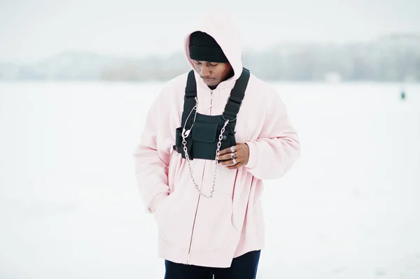 Stílusos Városi Stílusú Afroamerikai Férfi Rózsaszín Kapucnis Pulcsit Télen Befagyott — Stock Fotó
