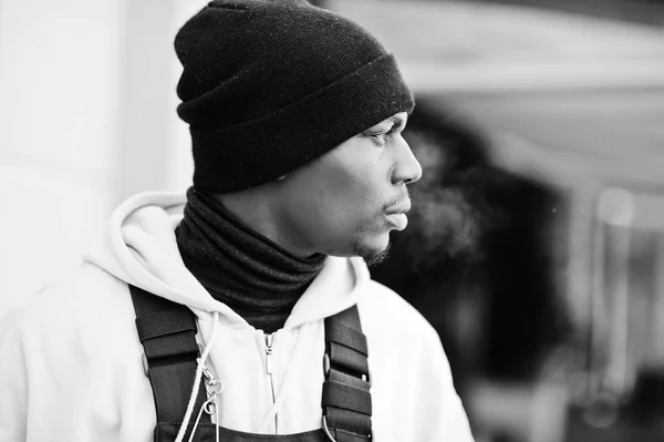 Закрывает Голову Стильный Африканский Мужчина Розовом Капюшоне Черной Шляпе Замёрзшее — стоковое фото