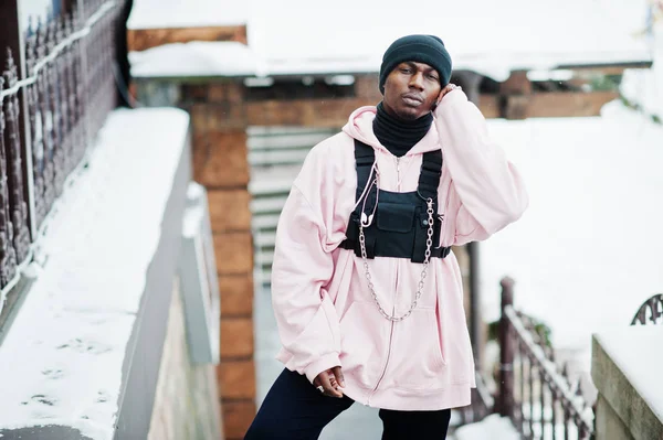 Estilo Urbano Elegante Homem Americano Africano Com Capuz Rosa Posado — Fotografia de Stock