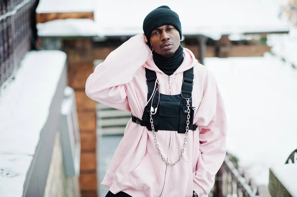 时尚的城市风格非洲裔美国人在冬季的一天提出粉红色的连帽衫 — 图库照片