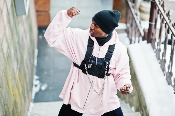 Elegante Hombre Afroamericano Estilo Urbano Con Capucha Rosa Posado Día — Foto de Stock