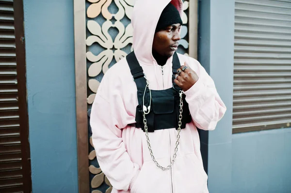 スタイリッシュな都会的なスタイルを提起したピンクのパーカーのアフリカ系アメリカ人 ラッパーのアフロ男 — ストック写真