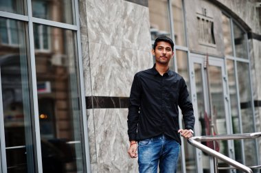 Rahat kıyafetler, siyah tişörtlü adam şık Hint modeli Street Hindistan Açık poz verdi.