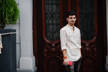 Şık Hint modeli adam rahat kıyafetler ve gözlük Street Hindistan Açık poz verdi.