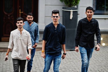 Grup dört Hint elbise dostluk birliktelik mans.