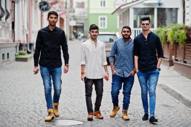 Grup dört Hint elbise dostluk birliktelik mans.