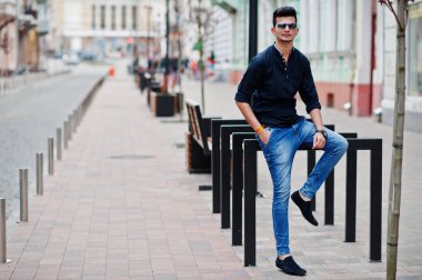 Şık Hint modeli adam rahat kıyafetler, siyah gömlek ve güneş gözlüğü Street Hindistan Açık poz verdi.