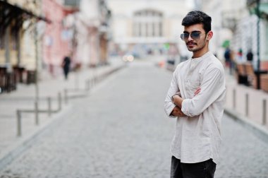 Şık Hint modeli adam rahat kıyafetler ve güneş gözlüğü Street Hindistan Açık poz verdi.