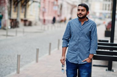 Şık Hint sakal modeli adam rahat kıyafetler içinde Street Hindistan Açık poz verdi.