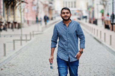 Şık Hint sakal modeli adam rahat kıyafetler içinde Street Hindistan Açık poz verdi.