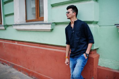 Şık Hint modeli adam rahat kıyafetler, siyah gömlek ve güneş gözlüğü Street Hindistan Açık poz verdi.