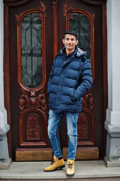 Ceketli adamı şık Hint modeli Street Hindistan Açık poz verdi.