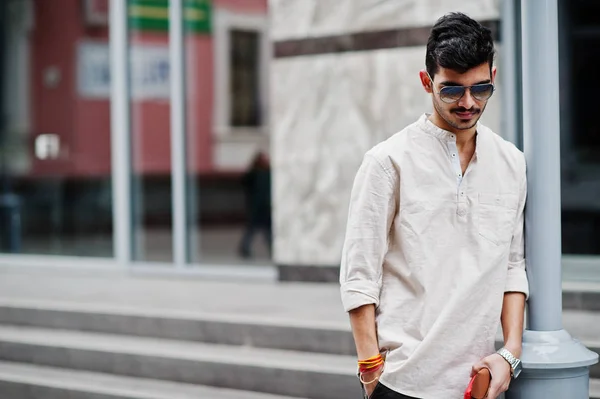 Élégant Modèle Indien Homme Vêtements Décontractés Lunettes Soleil Posées Plein — Photo