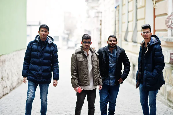つのインド人の友情の一体性のグループのジャケットでマンします インドの寒さ — ストック写真