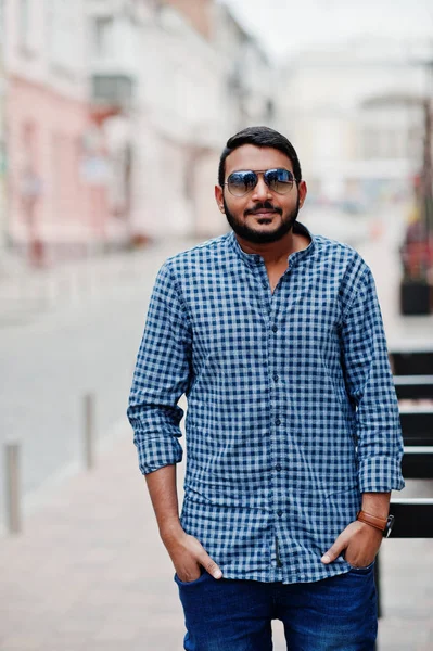 Elegante Uomo Modello Barba Indiana Abiti Casual Posato All Aperto — Foto Stock