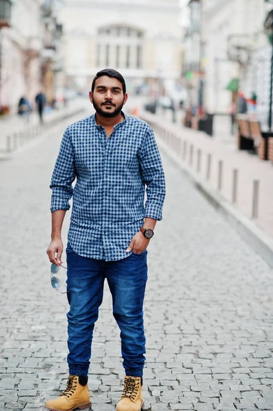 Elegante Uomo Modello Barba Indiana Abiti Casual Posato All Aperto — Foto Stock