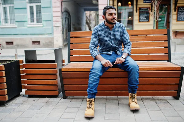 Elegante Uomo Modello Barba Indiana Abiti Casual Posato All Aperto — Foto Stock