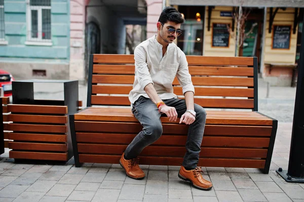 Elegante Modelo Indio Hombre Ropa Casual Gafas Sol Posado Aire —  Fotos de Stock