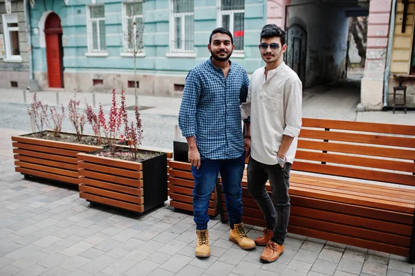 两个印度男人 穿着休闲服 在印度街头摆姿势户外 — 图库照片