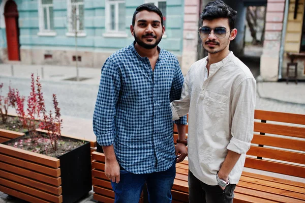 İki Hint mans, rahat giysiler üzerinde Hindistan Caddesi'nde açık poz verdi.