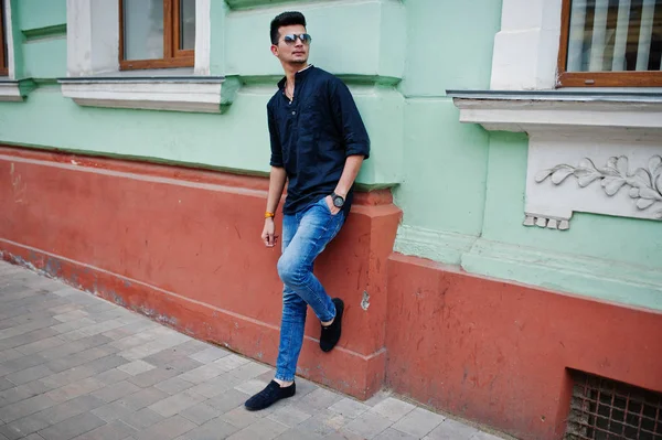 Şık Hint modeli adam rahat kıyafetler, siyah gömlek ve güneş gözlüğü Street Hindistan Açık poz verdi.