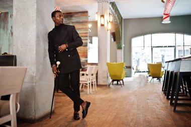 Zarif siyah ceket, holding retro baston baston şişesi veya altın elmas topu saplı tippling kamışı olarak şık Afro-Amerikan beyefendi. Zengin moda afro adam.