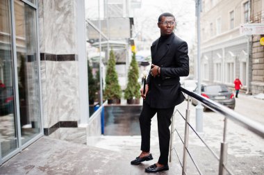Zarif siyah ceket, holding retro baston baston şişesi veya altın elmas topu saplı tippling kamışı olarak şık Afro-Amerikan beyefendi. Zengin moda afro adam.