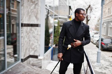 Zarif siyah ceket, holding retro baston baston şişesi veya altın elmas topu saplı tippling kamışı olarak şık Afro-Amerikan beyefendi. Zengin moda afro adam.