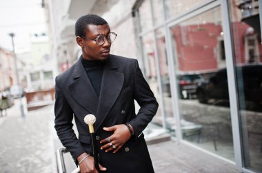 Zarif siyah ceket, holding retro baston baston şişesi veya altın elmas topu saplı tippling kamışı olarak şık Afro-Amerikan beyefendi. Zengin moda afro adam.