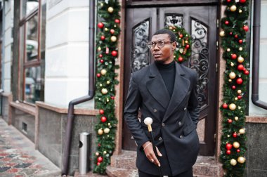 Zarif siyah ceket, holding retro baston baston şişesi veya altın elmas topu saplı tippling kamışı olarak şık Afro-Amerikan beyefendi. Zengin moda afro adama karşı Noel süsleri.