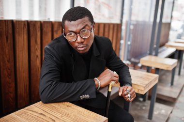 Zarif siyah ceket, holding retro baston baston şişesi veya altın elmas topu saplı tippling kamışı olarak şık Afro-Amerikan beyefendi. Zengin moda afro adam.