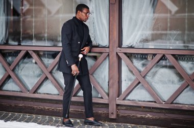 Zarif siyah ceket, holding retro baston baston şişesi veya altın elmas topu saplı tippling kamışı olarak şık Afro-Amerikan beyefendi. Zengin moda afro adam.