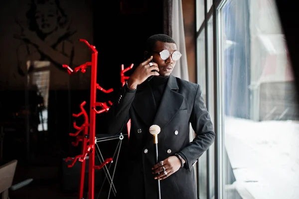 Stílusos Afro Amerikai Úriember Elegáns Fekete Kabátot Szemüveg Gazdaság Retro — Stock Fotó