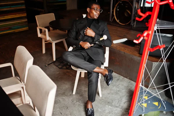 Stijlvolle Afro Amerikaanse Gentleman Elegante Zwarte Jas Bril Bedrijf Retro — Stockfoto