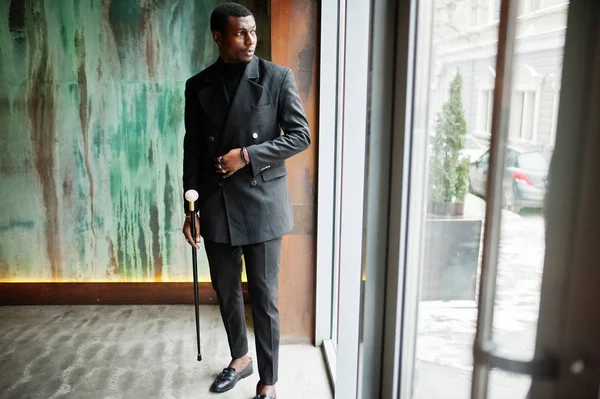 エレガントな黒のジャケット 持株レトロなステッキ杖フラスコまたはゴールデン ダイヤモンド ボール ハンドル Tippling 杖としてスタイリッシュなアフリカ系アメリカ人紳士 ファッショナブルなアフロ金持ち — ストック写真