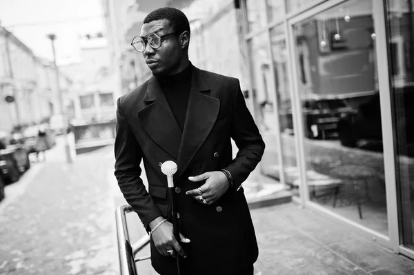 Стильный Африканский Американский Джентльмен Элегантной Черной Куртке Держа Руках Палку — стоковое фото