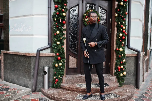 Stijlvolle Afro Amerikaanse Gentleman Elegante Zwarte Jas Bedrijf Retro Wandelstok — Stockfoto