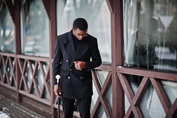 エレガントな黒のジャケット 持株レトロなステッキ杖フラスコまたはゴールデン ダイヤモンド ボール ハンドル Tippling 杖としてスタイリッシュなアフリカ系アメリカ人紳士 ファッショナブルなアフロ金持ち — ストック写真