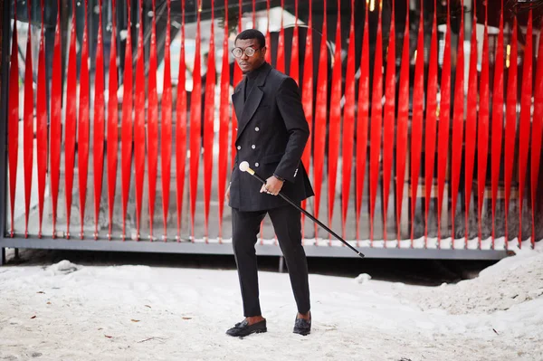 Elegante Caballero Afroamericano Elegante Chaqueta Negra Sosteniendo Bastón Retro Como — Foto de Stock