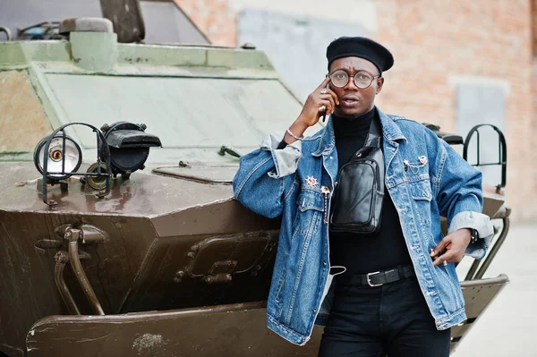 Btr 軍事装甲車両に対して電話で言えばジーンズのジャケット ベレー帽 アフリカ系アメリカ人 — ストック写真