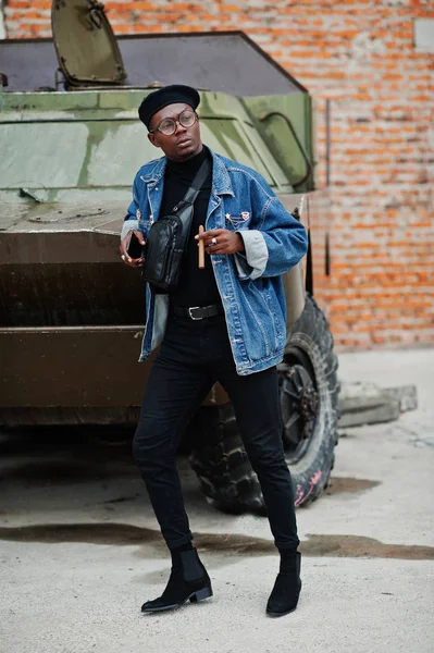 Afrikanisch Amerikanischer Mann Jeansjacke Baskenmütze Und Brille Mit Zigarre Posiert — Stockfoto
