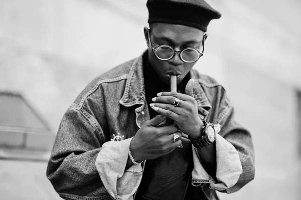 Afro Amerikai Férfi Farmer Kabát Beret Szemüvegek Fények Egy Szivar — Stock Fotó