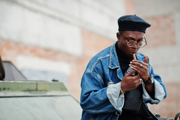 Hombre Afroamericano Chaqueta Vaquera Boina Anteojos Enciende Cigarro Posó Contra — Foto de Stock