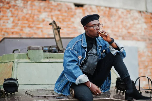 African American Man Jeans Jasje Baret Brillen Sigaar Roken Stelde — Stockfoto